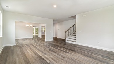 Unique floorplan with plenty of space to spread out and a - photo 5