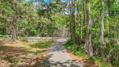 Escape to your own private retreat. This 3 bedroom 2 bathroom - photo 7