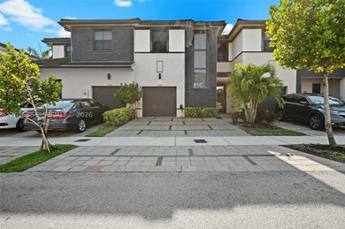 Discover this exquisite 3-bedroom, 2.5-bathroom residence - photo 2