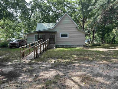 Terrific older Farmhouse in town on .44ac. Spacious 3bedrooms, 1 - photo 12