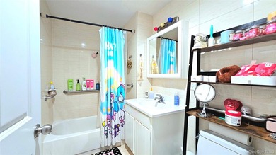 Prime location! Mint-condition *663 style* 3-family property - photo 15