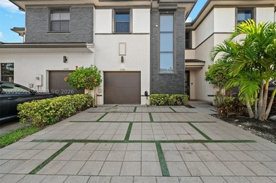 Discover this exquisite 3-bedroom, 2.5-bathroom residence - photo 8