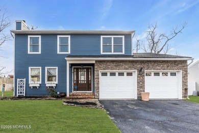 Welcome to 6 Lisa Dr, Brand NEW ROOF! This spacious 5-bedroom, 2 - photo 1