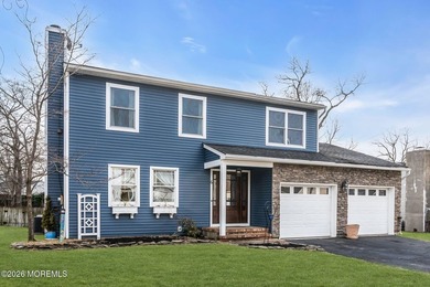 Welcome to 6 Lisa Dr, Brand NEW ROOF! This spacious 5-bedroom, 2 - photo 3