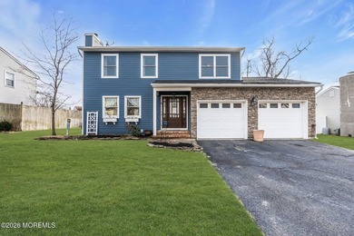 Welcome to 6 Lisa Dr, Brand NEW ROOF! This spacious 5-bedroom, 2 - photo 6