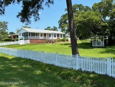 Located in the desirable Middle Sound Loop area, this nearly - photo 2