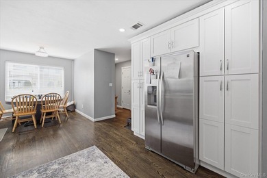 Welcome to the Glen! This two-level townhome boasts 1500+ square - photo 4