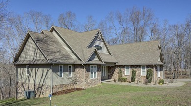 Experience lake living in this beautifully designed 4 bedroom, 3 - photo 4