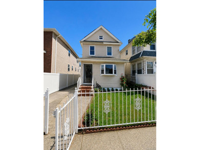 Beautiful Mint Condition Single Family House Located within half - photo 1