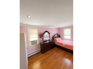 Beautiful Mint Condition Single Family House Located within half - photo 2