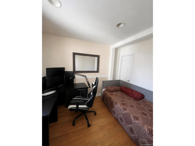 Beautiful Mint Condition Single Family House Located within half - photo 3
