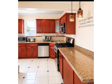 Beautiful Mint Condition Single Family House Located within half - photo 4