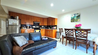 Prime location! Mint-condition *663 style* 3-family property - photo 12