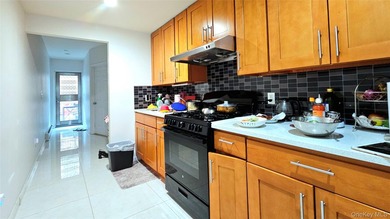 Prime location! Mint-condition *663 style* 3-family property - photo 17