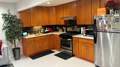 Prime location! Mint-condition *663 style* 3-family property - photo 25