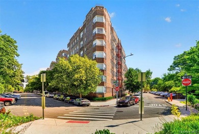 SPONSOR UNIT - NO BOARD APPROVAL - Renovated one-bedroom, one - photo 1