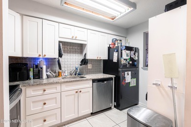 Condo in the heart of Southside Jacksonville 15 minutes from the - photo 4