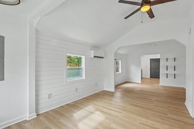 Fully renovated Charleston Cottage. Close to everything in - photo 6