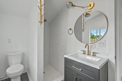 Fully renovated Charleston Cottage. Close to everything in - photo 8