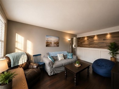 Second-floor 2-bedroom, 1-bath condo located in Newport's - photo 5
