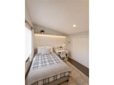 Second-floor 2-bedroom, 1-bath condo located in Newport's - photo 10