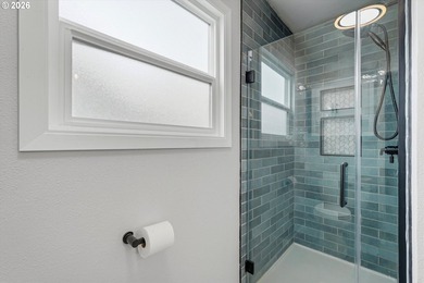 Well maintained 1789 sq ft 3 bed 2 bath mid-century split-level - photo 17