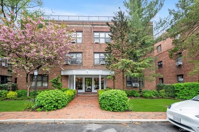 Prime Great Neck Location! Move right into this beautifully - photo 1