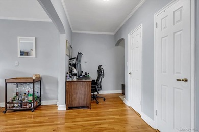 Prime Great Neck Location! Move right into this beautifully - photo 2
