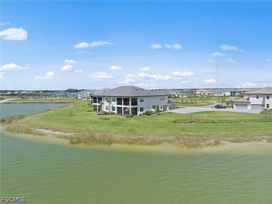 Absolutely stunning coach home on a peninsula lot with expansive - photo 4