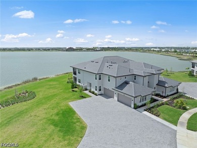 Absolutely stunning coach home on a peninsula lot with expansive - photo 5