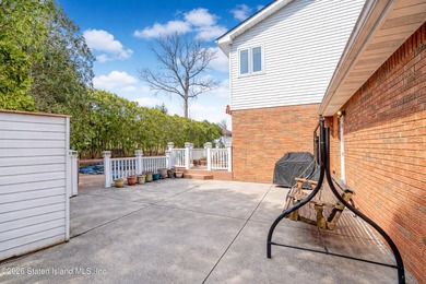 Nestled on a serene cul-de-sac in the prestigious Richmond Town - photo 13