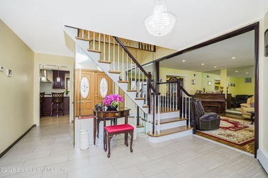 Nestled on a serene cul-de-sac in the prestigious Richmond Town - photo 17