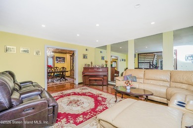 Nestled on a serene cul-de-sac in the prestigious Richmond Town - photo 18