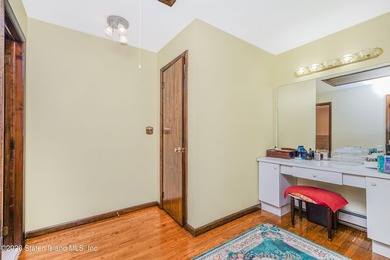 Nestled on a serene cul-de-sac in the prestigious Richmond Town - photo 35