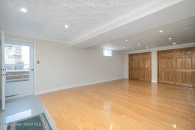 Nestled on a serene cul-de-sac in the prestigious Richmond Town - photo 50