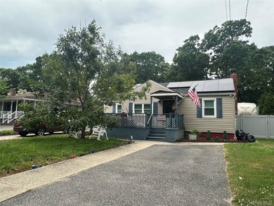 This charming 3-bedroom ranch offers comfortable single-level - photo 1