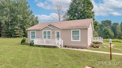 Cozy little ranch home located in Rapid River! This 3 bedroom - photo 3