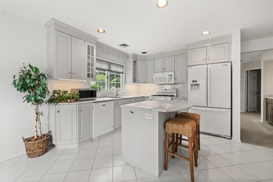 Welcome to this sought after first floor primary en suite - photo 4