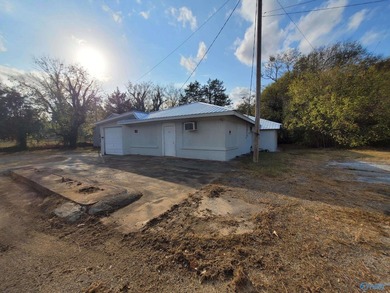 This 5,500 sq ft property offers excellent visibility with a - photo 34