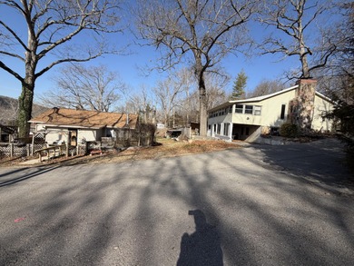 Lake Taneycomo Home For Sale in Forsyth Missouri