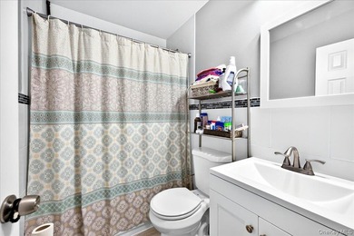 Welcome to this beautifully maintained 3-bedroom, 2-full-bath - photo 8