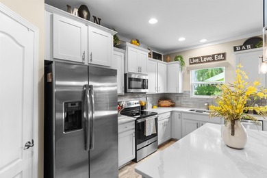 This beautiful, well maintained, three bedroom, 2.5 bathroom - photo 9