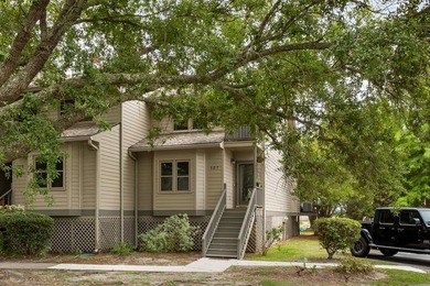 Bright and sunny end unit townhouse with high ceilings, large - photo 2