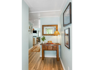 Bright and sunny end unit townhouse with high ceilings, large - photo 3