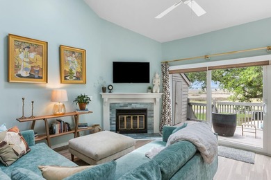 Bright and sunny end unit townhouse with high ceilings, large - photo 5