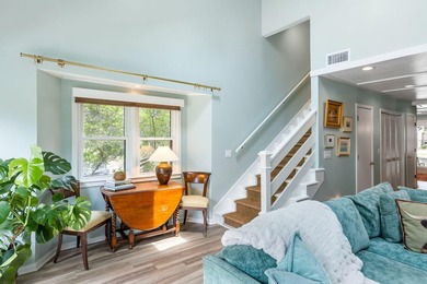 Bright and sunny end unit townhouse with high ceilings, large - photo 7