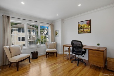 Turn-Key, Bright End Unit Townhome with private garage - Just a - photo 3