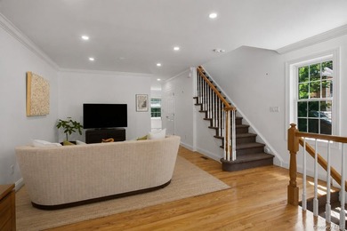 Turn-Key, Bright End Unit Townhome with private garage - Just a - photo 4
