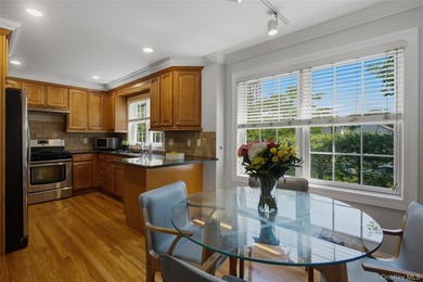 Turn-Key, Bright End Unit Townhome with private garage - Just a - photo 5