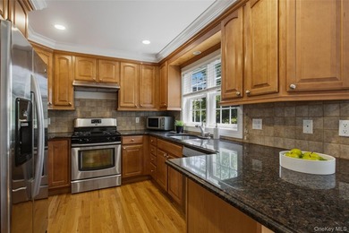 Turn-Key, Bright End Unit Townhome with private garage - Just a - photo 6